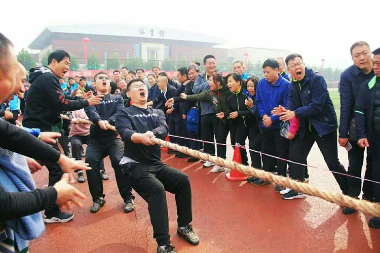 让孩子走出房间，尽情释放能量在户外滑梯上！